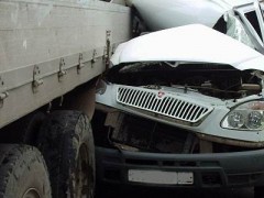 На Дону при столкновении «легковушки» с грузовиком погибли два человека