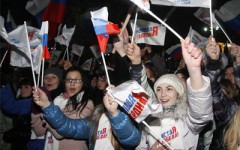 Сторонники Путина танцуют на площади Революции в Москве