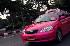 Полиция Бангкока разыскивает мешок с золотом, забытый в розовом такси