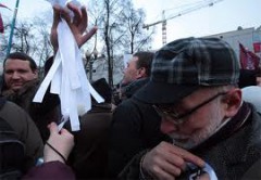 В Москве полиция задержала 33 человека с белыми ленточками