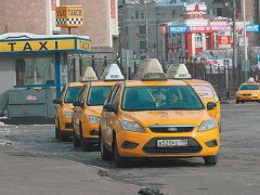 Нелегальных таксистов не будут пускать на стоянки возле московских вокзалов