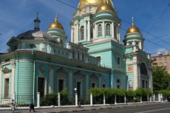 Офицер таможни учинил голый дебош в храме в Москве