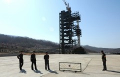 В КНДР заправляют топливом ракету, которая выведет спутник на орбиту