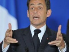 Саркози в первом туре президентских выборов уступает основному конкуренту
