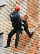 В центре Москвы пожарные эвакуируют людей с крыши горящей пятиэтажки