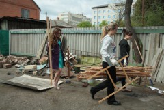 В Краснодаре полицейские и студенты вышли на субботник в центр «Детство»
