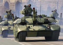 В Москве начинают перекрывать улицы из-за танков