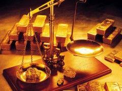 На фоне укрепления доллара золото подешевело на 0,5%