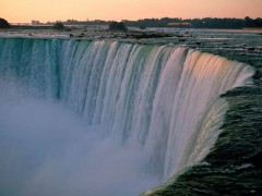 Неудачное самоубийство: В Канаде мужчина прыгнул в Ниагарский водопад и остался жив