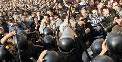Массовые беспорядки происходят в Каире после приговора Мубареку
