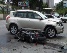В Сочи мотоциклист при аварии отлетел в припаркованную иномарку