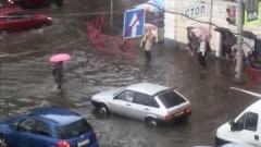 Сильный ливень в Ярославле размыл дороги и обрушает мосты