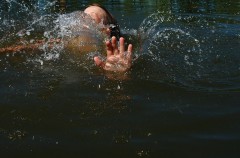 В Азове спасатели вытащили из реки двоих пьяных несовершеннолетних