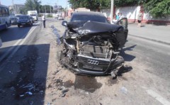В Ростове-на-Дону лихач на Audi Q7, решив объехать пробку по встречке, протаранил 7 машин