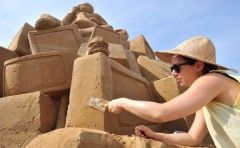 Фигуры из песка для сочинцев создают иркутсткие скульпторы