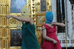 Неизвестная дама в маске  Pussy Riot прошла по звездной дорожке Московского кинофестиваля