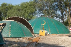 В Чекесске завершают строительство новой мечети, установили купола