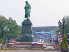 Женщина попыталась зарезаться у памятника Пушкину в Москве