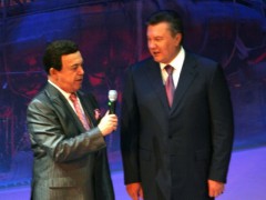 Янукович вручил медаль Кобзону