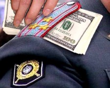 Подполковник полиции из Карачаево-Черкесии задержан в Москве с крупной взяткой в долларах