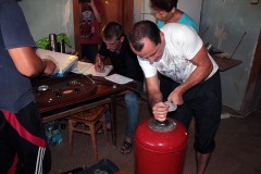 Краснодарцы устанавливают газовые плиты в домах подтопленцев