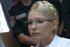 У здания суда в Харькове собрались тысячи сторонников и противников Тимошенко