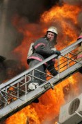 МЧС: Пожар в сочинском торговом центре тушили 82 человека и 28 единицы техники