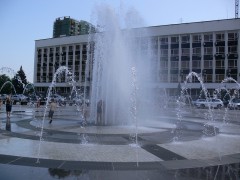 Власти Краснодара призывают горожан не купаться в фонтане на Театральной площади