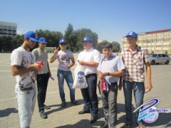 В Дагестане молодогвардейцы провели акцию раздачи ленточек триколора