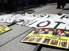Вдоль границы с РФ эстонцы вывесили гигантский плакат в поддержку Pussy Riot