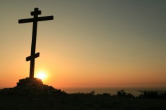 Минувшей ночью в Архангельской и Челябинской областях неизвестные спилили 4 поклонных креста