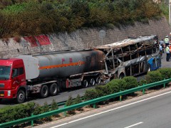 36 человек погибли в результате столкновения двухэтажного автобуса и автоцистерны в Китае
