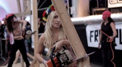 Активистки «Femen» спилили три креста в Нидерландах