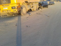 В Сочи сонный водитель «легковушки» протаранил стоящий грузовик