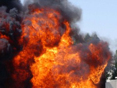 По предварительным данным, взрыв стал причиной пожара на заводе в ХМАО
