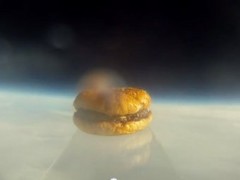 Гамбургер побывал в космосе в честь агента 007 (видео)