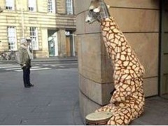 Добрый Жираф развлекает на улицах шотландцев