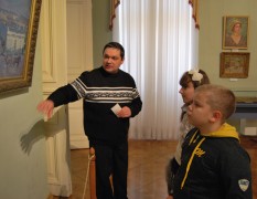 Дети полицейских, погибших при исполнении служебных обязанностей, посетили Краснодарский художественный музей