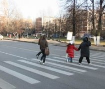 В Петербурге водитель иномарки сбил троих детей на «зебре»