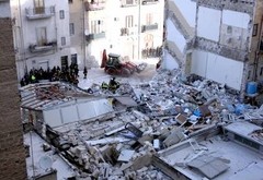 На юге Италии обрушились два жилых дома, есть жертвы