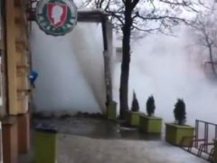 В центре Краснодара прорвало трубу с горячей водой