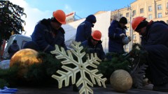 Сильный ветер свалил главную новогоднюю елку в столице Киргизии