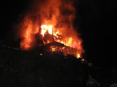 В сочинском селе Верхний Юрт сгорел трехэтажный жилой дом