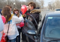 14 февраля юные невинномысцы дарили водителям «валентинки»