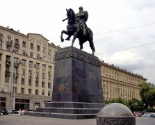 ДТП возле памятника Юрию Долгорукому в Москве: двух дорожников сбила иномарка