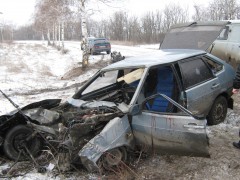 В Ростовской области водитель «девятки» врезался в дерево, есть пострадавшие