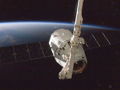 Манипулятором МКС астронавтам удалось поймать опоздавший на сутки грузовик Dragon