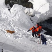 Плохая погода не дает продолжить поиски попавших под лавину в Туве подростков