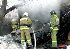 В Абинске во дворе дома загорелся автомобиль с пьяным владельцем