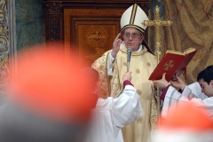 Новый понтифик впервые возглавил богослужение в Ватикане